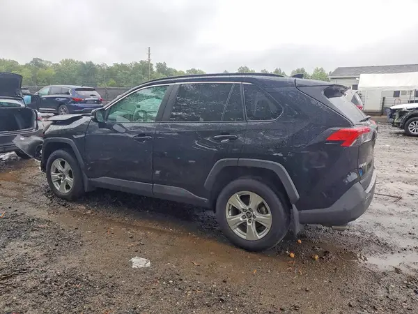 2T3P1RFV9MW235629 — 2021 Toyota RAV4, zdjęcie 2 z Copart, Przód