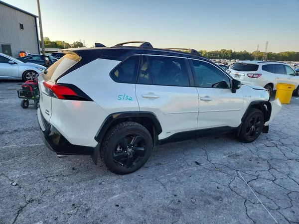 2T3E6RFVXMW003467 — 2021 Toyota RAV4, zdjęcie 3 z Copart, Przód