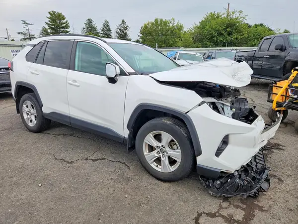 2T3P1RFV3MC219475 — 2021 Toyota RAV4, zdjęcie 4 z Copart, Przód