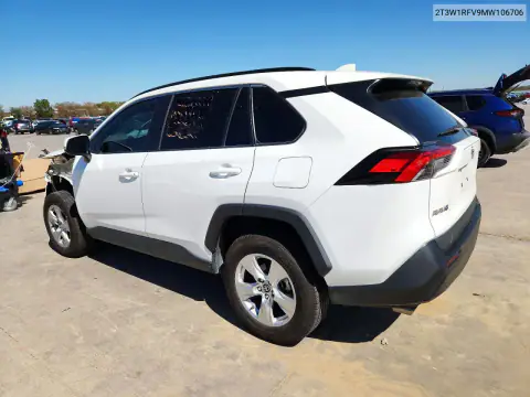 2T3W1RFV9MW106706 — 2021 Toyota RAV4, zdjęcie 2 z Copart, Przód