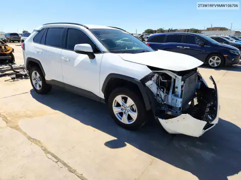 2T3W1RFV9MW106706 — 2021 Toyota RAV4, zdjęcie 4 z Copart, Przód