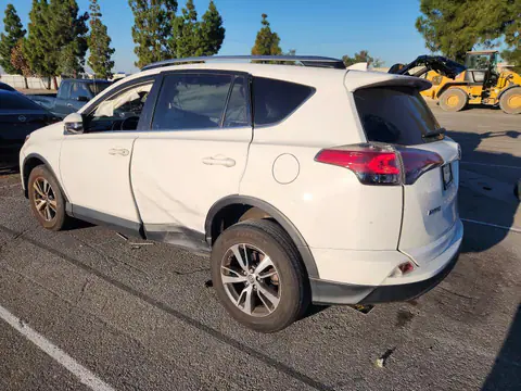 JTMWFREV0HJ704674 — 2017 Toyota RAV4, foto 2 de Copart 27.10.2026, Daños en todo el vehículo