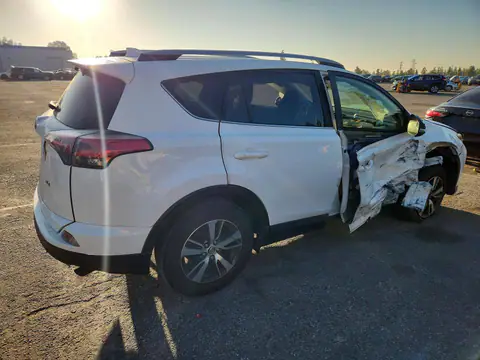 JTMWFREV0HJ704674 — 2017 Toyota RAV4, foto 3 de Copart 27.10.2026, Daños en todo el vehículo