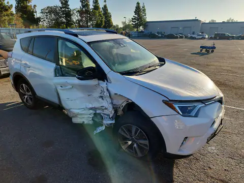 JTMWFREV0HJ704674 — 2017 Toyota RAV4, foto 4 de Copart 27.10.2026, Daños en todo el vehículo