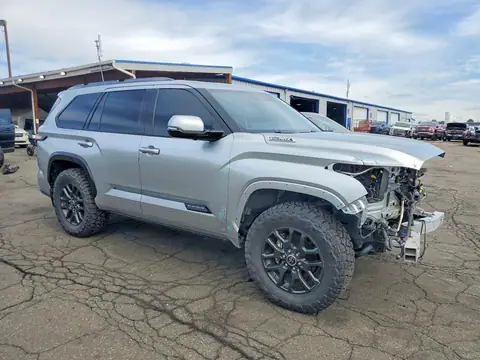 7SVAAABA9PX008893 — 2023 Toyota Sequoia, zdjęcie 4 z Copart 15.10.2026, Przód