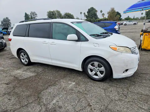 5TDKK3DC7FS608984 — 2015 Toyota Sienna, zdjęcie 4 z Copart 16.10.2026, Przód