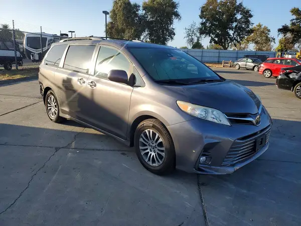 5TDYZ3DC2JS911945 — 2018 Toyota Sienna, фото 4 с аукциона Copart, Задняя часть