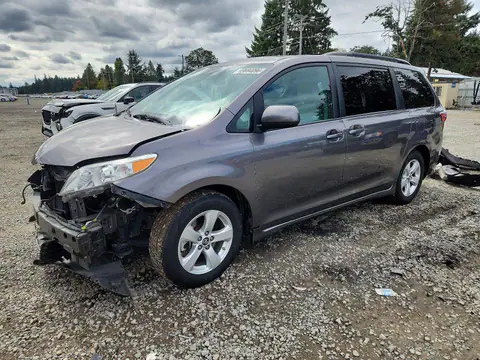 5TDKZ3DC2JS940240 — 2018 Toyota Sienna, Parte delantera (Front End), fotos antes de reparar