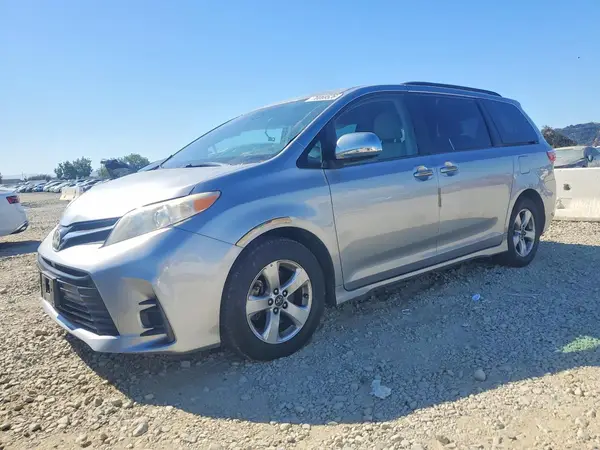 5TDKZ3DC6JS915518 Toyota Sienna 2018 — повреждение Боковая часть, фото до ремонта