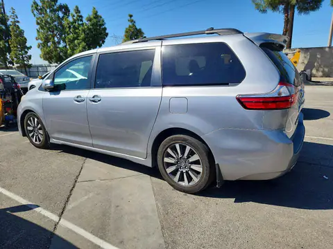 5TDYZ3DC3JS924011 — 2018 Toyota Sienna, zdjęcie 2 z Copart 20.10.2026, Drobne wgniecenia i rysy