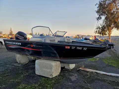 BUJ40399E718 — 2018 Tracker Unknown, Side (Side), before-repair photos