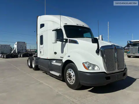 1XKYD49X2GJ491954 — 2016 Kenworth Construction, Minor dents and scratches, before-repair photos