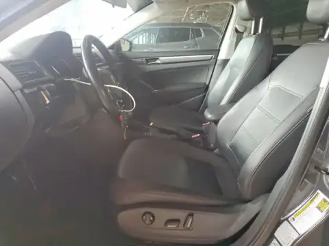 1VWDT7A30HC012103 — 2017 Volkswagen Passat, foto 7 de Copart 21.09.2026, Pequeñas abolladuras y arañazos