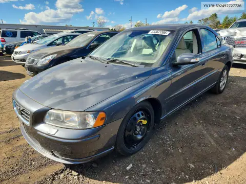YV1RH592492727736 — 2009 Volvo S60, Повреждения снизу, фото до ремонта