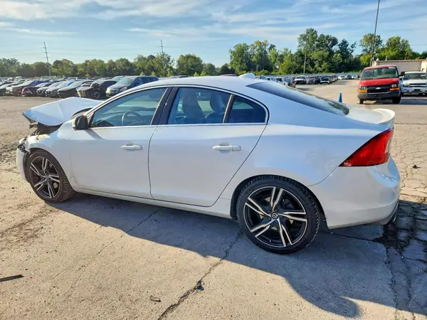 YV149MTS5H2422142 — 2017 Volvo S60, фото 2 с аукциона Copart, Передняя часть