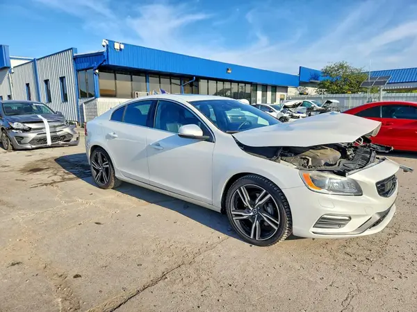 YV149MTS5H2422142 — 2017 Volvo S60, фото 4 с аукциона Copart, Передняя часть