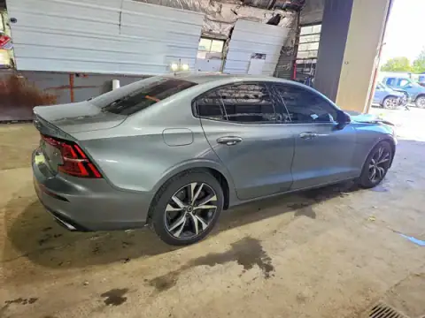 7JRA22TM0KG014016 — 2019 Volvo S60, zdjęcie 3 z Copart 21.10.2026, Przód