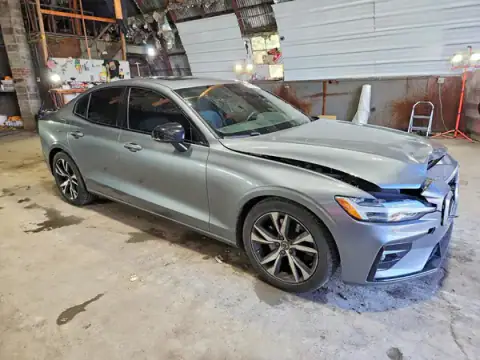 7JRA22TM0KG014016 — 2019 Volvo S60, zdjęcie 4 z Copart 21.10.2026, Przód