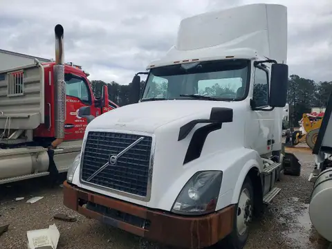 4V4N19TG6FN922790 — 2015 Volvo VNL, zdjęcie 2 z Copart 06.10.2026, Uszkodzenia mechaniczne