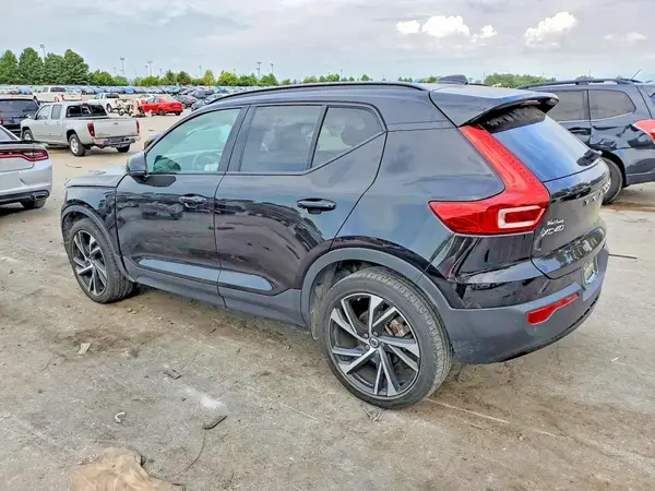 YV4162UM8M2578396 — 2021 Volvo XC40, фото 2 с аукциона Copart, Передняя часть