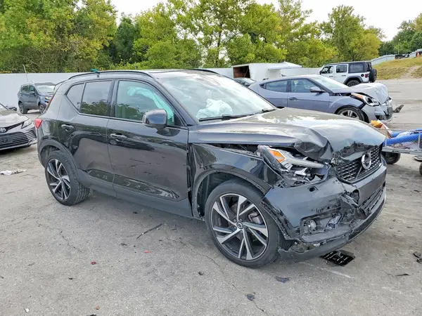 YV4162UM8M2578396 — 2021 Volvo XC40, фото 4 с аукциона Copart, Передняя часть