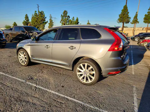 YV440MDUXH2042548 — 2017 Volvo XC60, photo 2 from Copart 20.10.2026, Minor dents and scratches