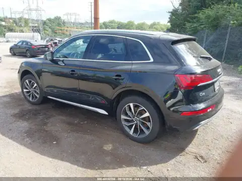 WA1AAAFY5M2133569 — 2021 Audi Q5, zdjęcie 3 z IAAI 22.10.2026, Zalanie