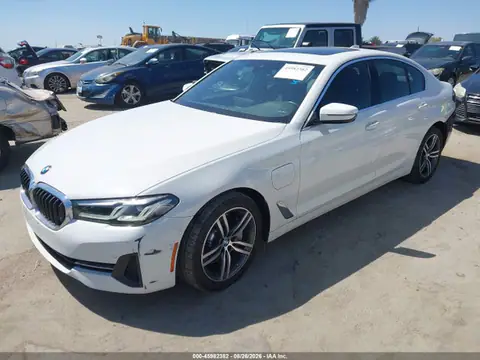 WBA13AG05MCF31349 — 2021 BMW 530E, foto 2 de IAAI 28.10.2026, Parte trasera