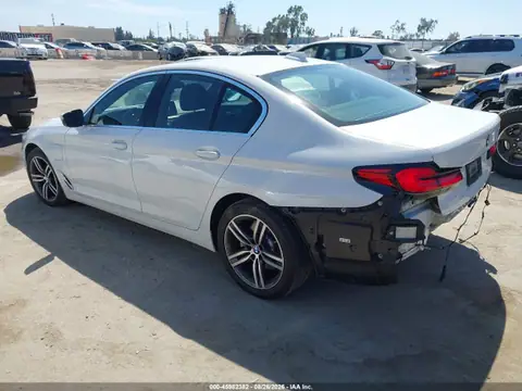 WBA13AG05MCF31349 — 2021 BMW 530E, foto 3 de IAAI 28.10.2026, Parte trasera