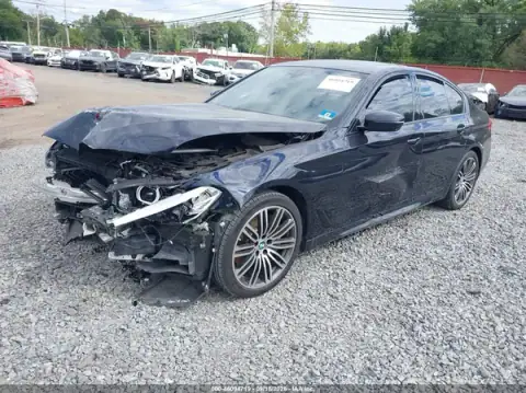 WBAJS3C05LCE12199 — 2020 BMW 5ER, foto 2 de IAAI, Parte delantera