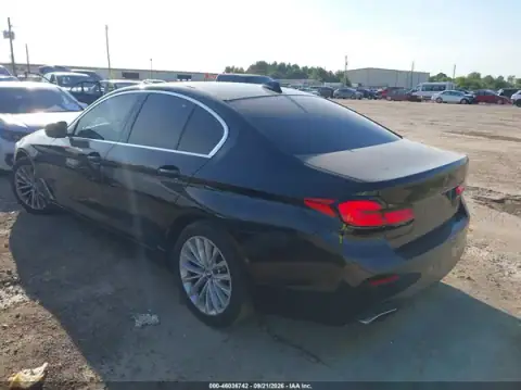 WBA53BH08MCF86979 — 2021 BMW 5ER, zdjęcie 3 z IAAI, Tył