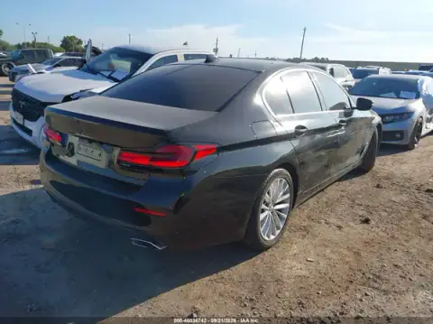 WBA53BH08MCF86979 — 2021 BMW 5ER, zdjęcie 4 z IAAI, Tył