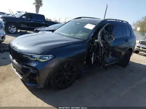 5UXCX6C00M9F14988 — 2021 BMW X7, photo 2 from IAAI, Left and right sides