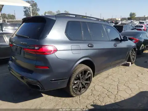 5UXCX6C00M9F14988 — 2021 BMW X7, photo 4 from IAAI, Left and right sides