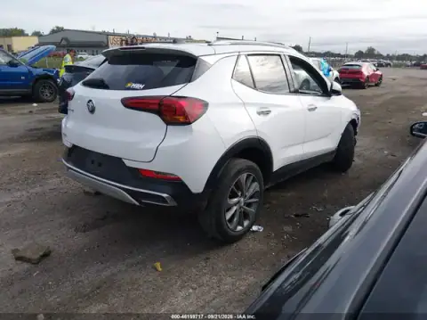 KL4MMFSL5MB158886 — 2021 Buick Encore GX, foto 4 de IAAI, Delantera izquierda