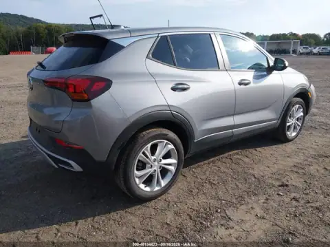 KL4MMCSL9PB136800 — 2023 Buick Encore GX, zdjęcie 4 z IAAI 01.10.2026, Przód