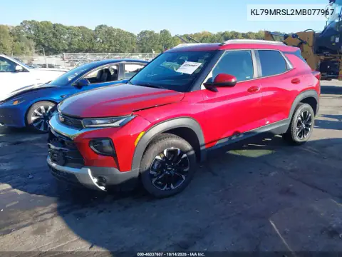 KL79MRSL2MB077967 — 2021 Chevrolet TrailBlazer, foto 2 de IAAI, Delantera derecha