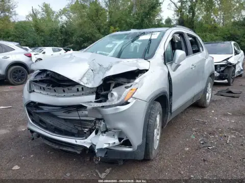 KL7CJLSB5JB688137 — 2018 Chevrolet TRAX, ფოტო 2, IAAI, წინა ნაწილი