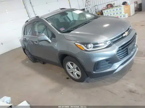 KL7CJPSB4KB875426 — 2019 Chevrolet TRAX, Левый y правый бока (Left & Right Side), fotos antes de reparar