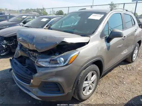 KL7CJLSB9MB311587 — 2021 Chevrolet TRAX, foto 2 de IAAI, Parte delantera