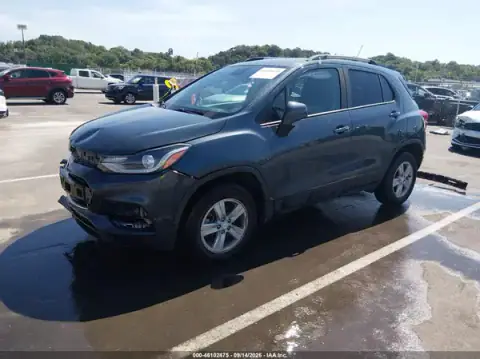 KL7CJPSM7MB367388 — 2021 Chevrolet TRAX, фото 2 с аукциона IAAI, передняя часть справа