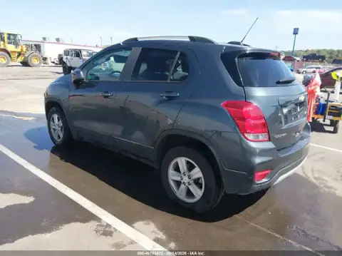 KL7CJPSM7MB367388 — 2021 Chevrolet TRAX, фото 3 с аукциона IAAI, передняя часть справа