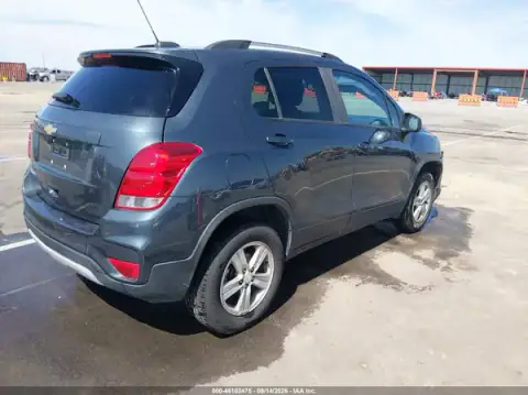 KL7CJPSM7MB367388 — 2021 Chevrolet TRAX, фото 4 с аукциона IAAI, передняя часть справа