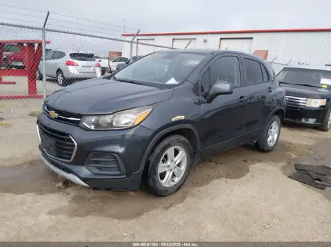 KL7CJKSB2MB304426 — 2021 Chevrolet TRAX, фото 2 с аукциона IAAI, передняя часть справа