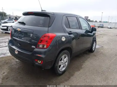 KL7CJKSB2MB304426 — 2021 Chevrolet TRAX, фото 4 с аукциона IAAI, передняя часть справа