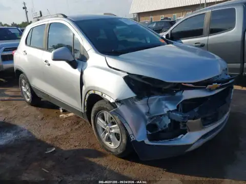 KL7CJLSB0MB304057 — 2021 Chevrolet TRAX, Parte delantera (Front End), fotos antes de reparar
