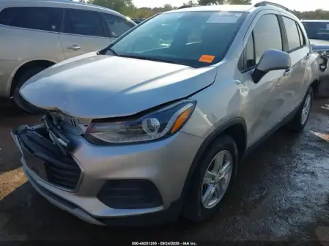 KL7CJLSB0MB304057 — 2021 Chevrolet TRAX, foto 2 de IAAI, Parte delantera
