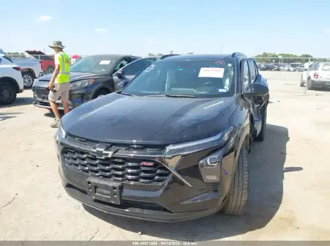 KL77LJEP0SC271317 — 2025 Chevrolet TRAX, фото 2 з IAAI 23.10.2026, Лівий бік