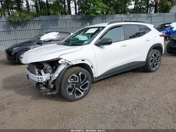 KL77LJEP5SC102992 — 2025 Chevrolet TRAX, zdjęcie 2 z IAAI, Przód