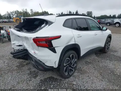 KL77LJEP0SC084496 — 2025 Chevrolet TRAX, фото 4 з IAAI, Задня частина